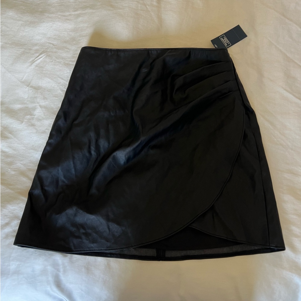 Leathery open slit skirt
